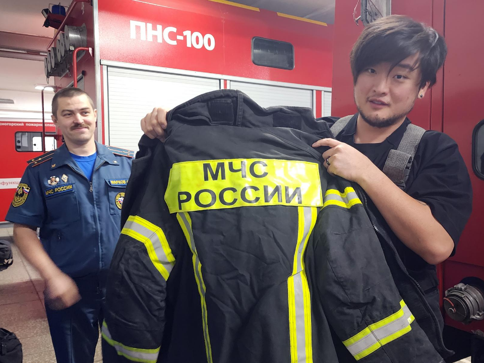 Певец Анатолий Цой примерил на себя роль спасателя в пожарной части Красногорска