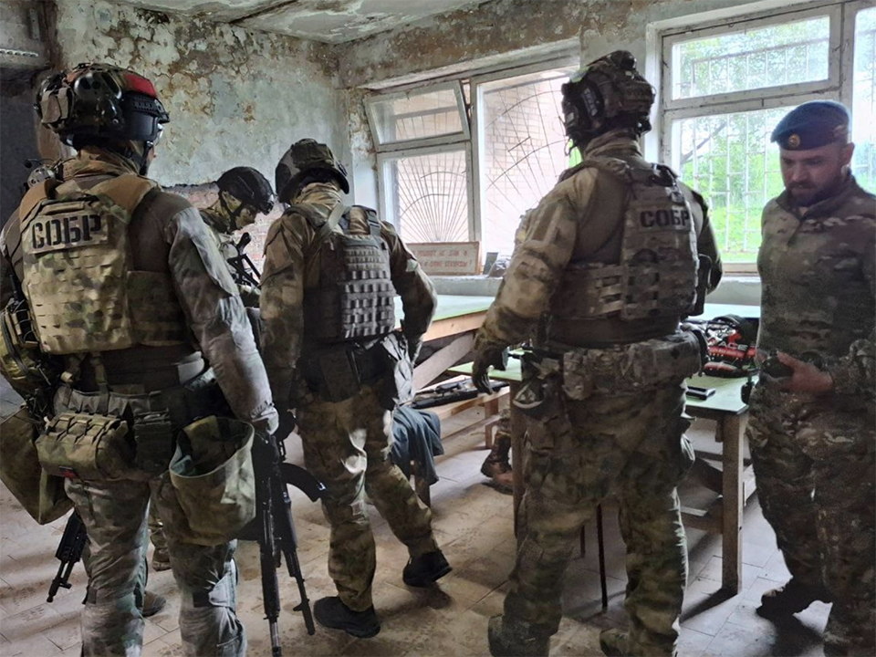 Профессиональные бойцы тренировали учеников клуба «Штурмовик» оборонять здание