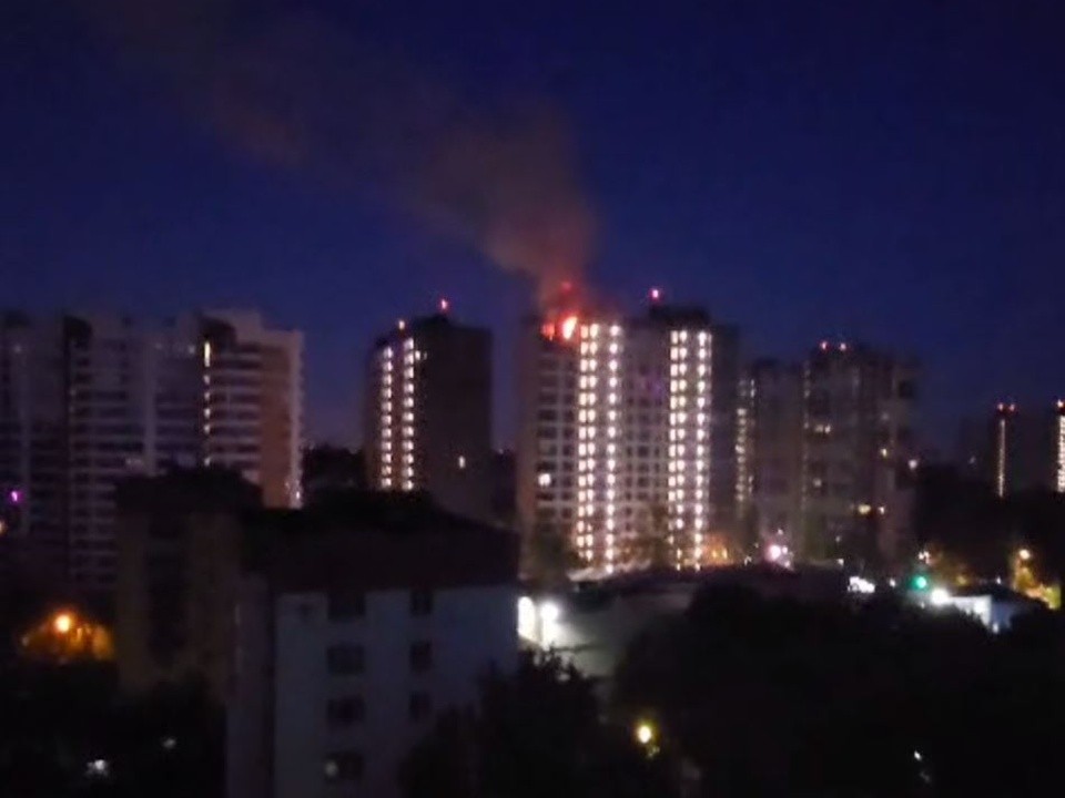 В Красногорске горит квартира в жилом доме