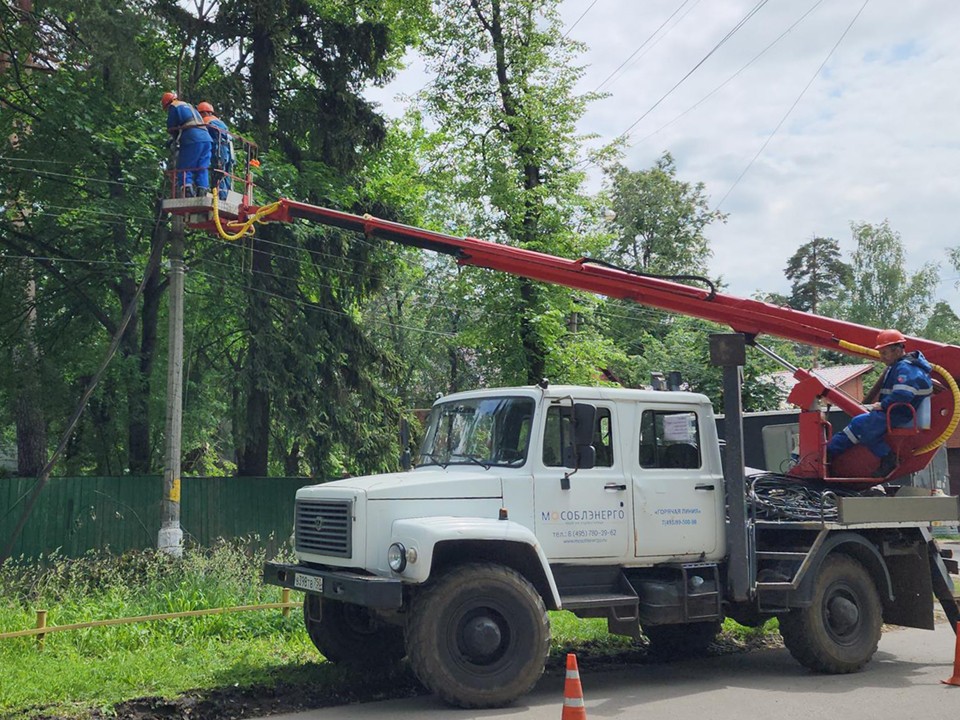В Пушкино электропровода меняют на новые, устойчивые к непогоде и обрывам