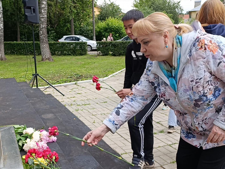 В Лесных Полянах жители возложили 22 июня цветы к мемориалу героев