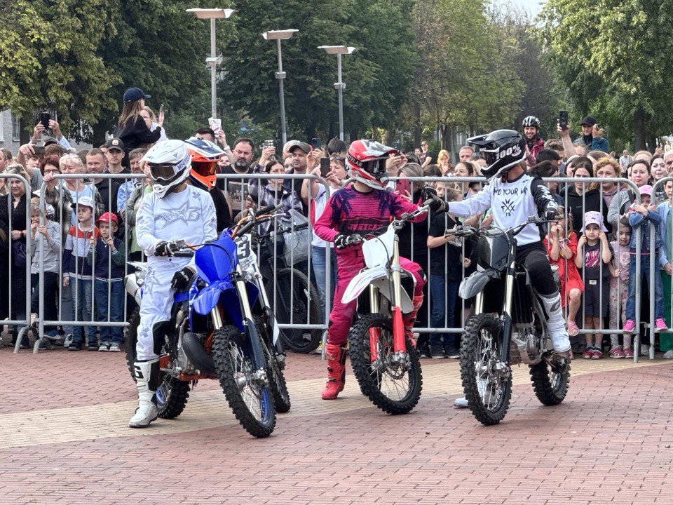 Трюки мирового уровня исполнили в Балашихе мотофристайлеры FMX13 в День России