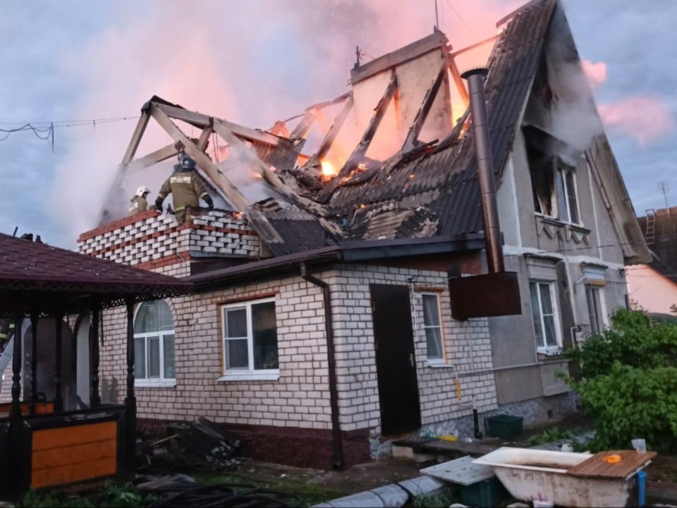 Пожарные ликвидировали возгорание в частном доме в Березняках