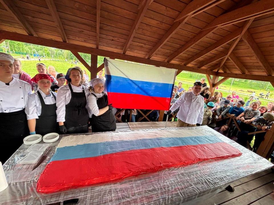 Кулинарный триумф в День России: можайские студенты приготовили торт весом 110 кг и три метра в длину