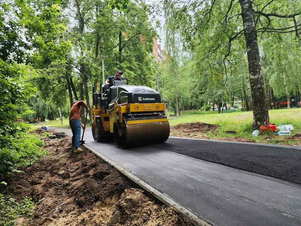 В Пущине укладывают асфальт во дворах микрорайона Г