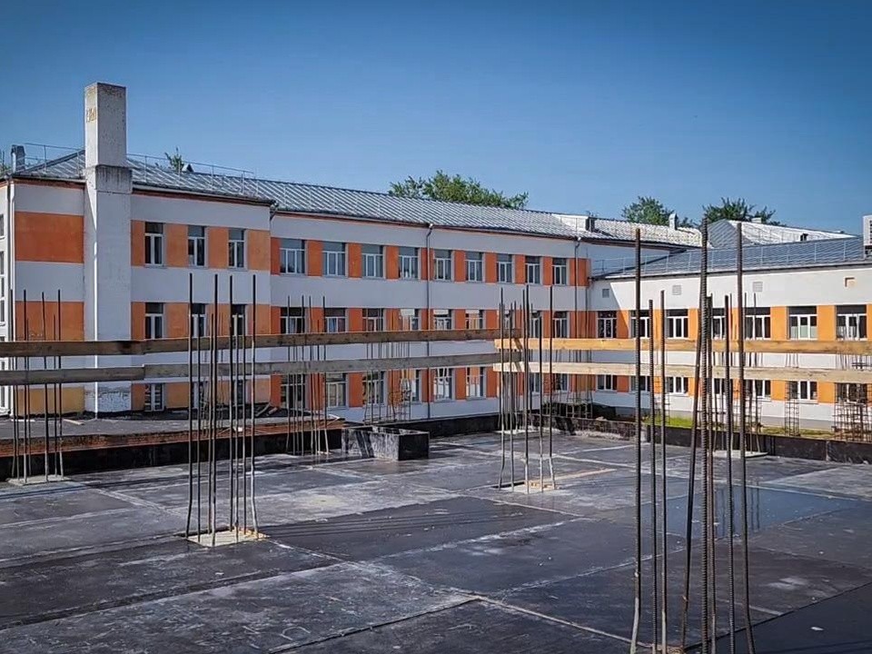 На стройке нового корпуса лицея в Бронницах приступили к возведению первого этажа