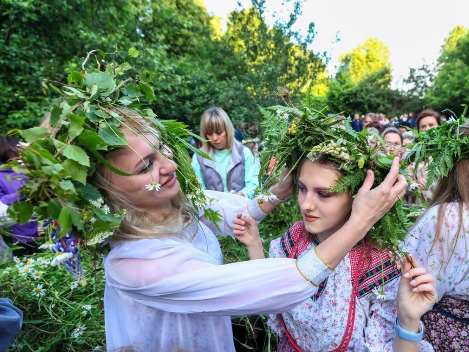 Жители Подольска научились плести венки на празднике Иван Купала