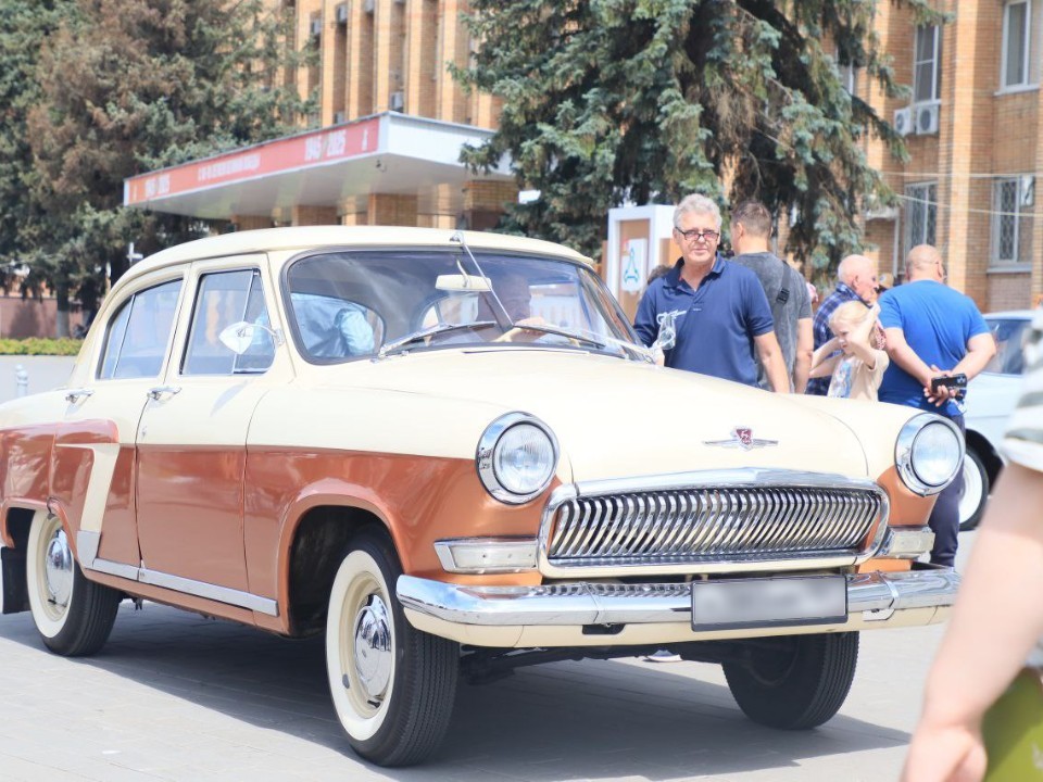 Редкие авто и мотоциклы собрали толпу на площади в Волоколамске