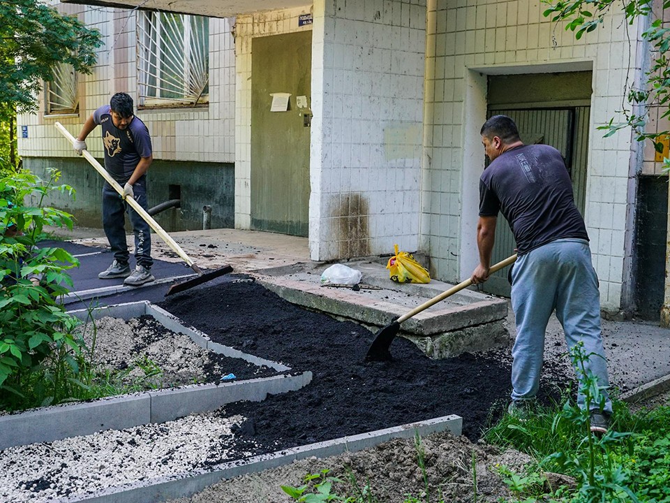 Тротуары и детские площадки обновят в 22 дворах Химок