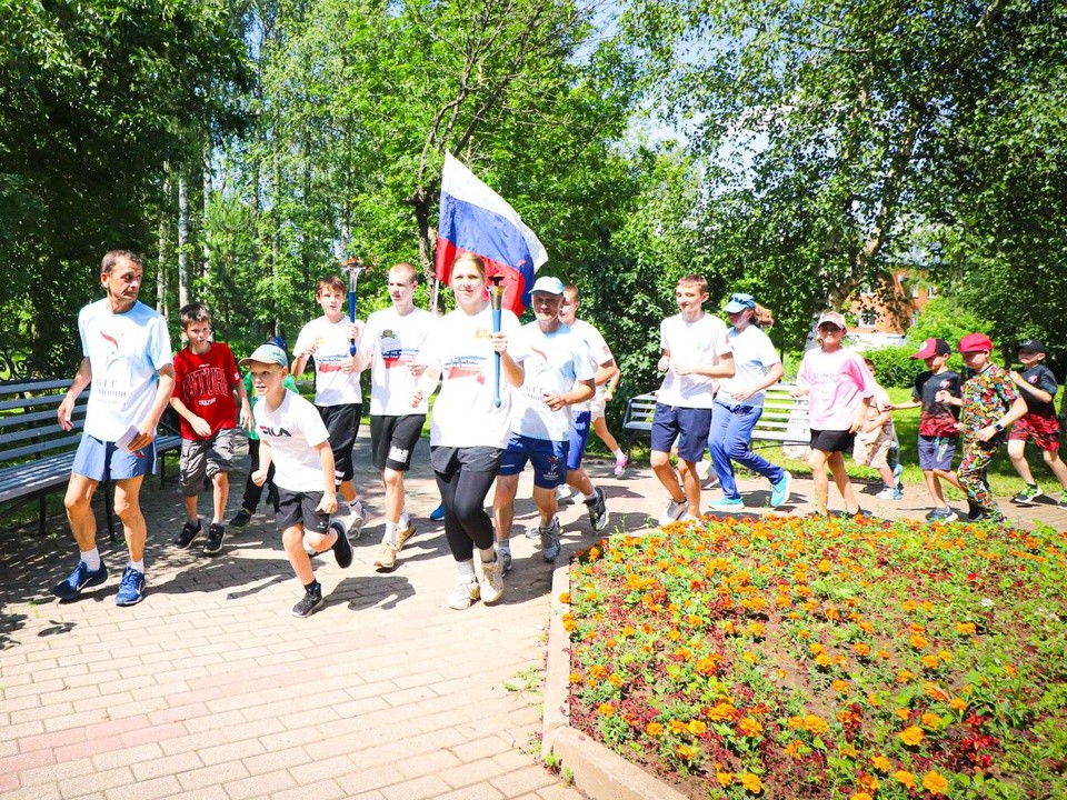 По Высоковску пронесли факел дружбы, который побывал в 155 странах