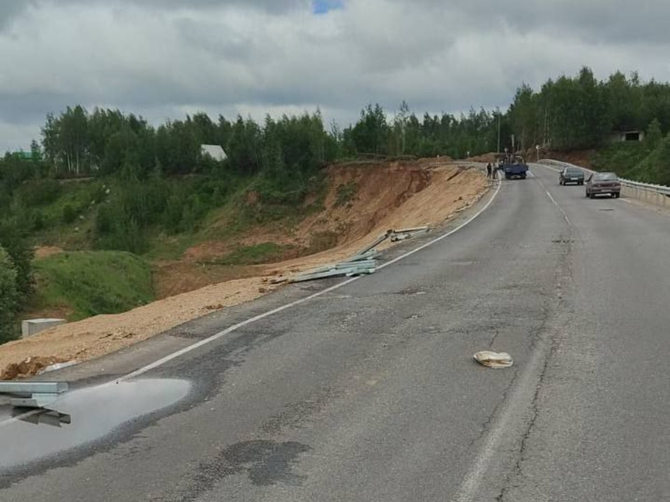 Провал грунта на дороге в Тучкове ликвидировали