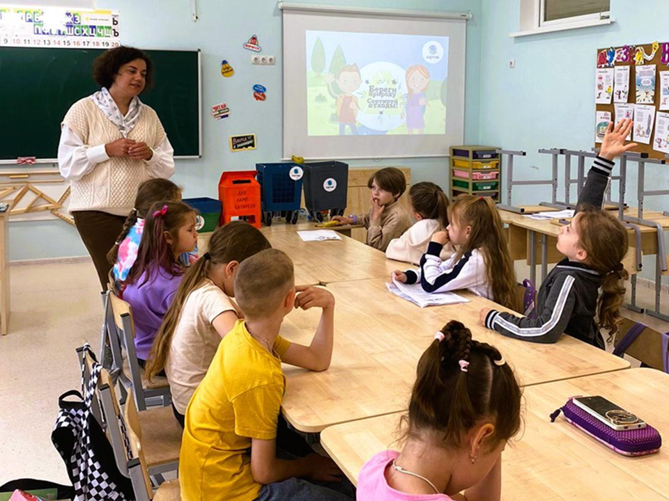 Детей научили сортировать мусор на экоуроке в летнем лагере «Титовец» в Щелкове