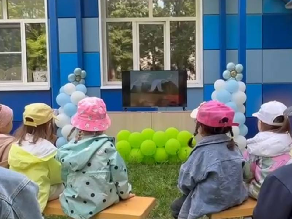 Кинотеатр под открытым небом открыли для малышей в детском саду в Дзержинском
