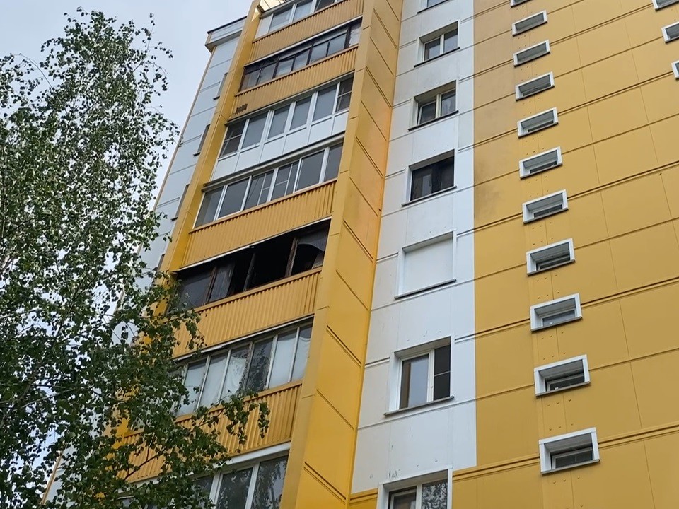 Фасад многоэтажного дома после пожара восстановили во Власихе