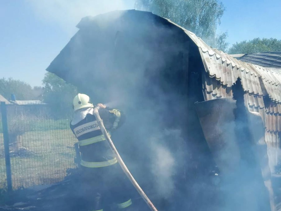Пожарные ликвидировали возгорание в хозпостройке в Новоселках