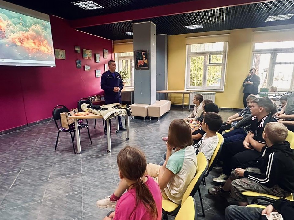 Пожарный из Истры провел беседу с детьми из пришкольного лагеря