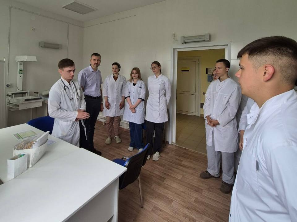 Студенты Рузского медколледжа узнали, как работает «кабинет здоровья» в поселке под Можайском