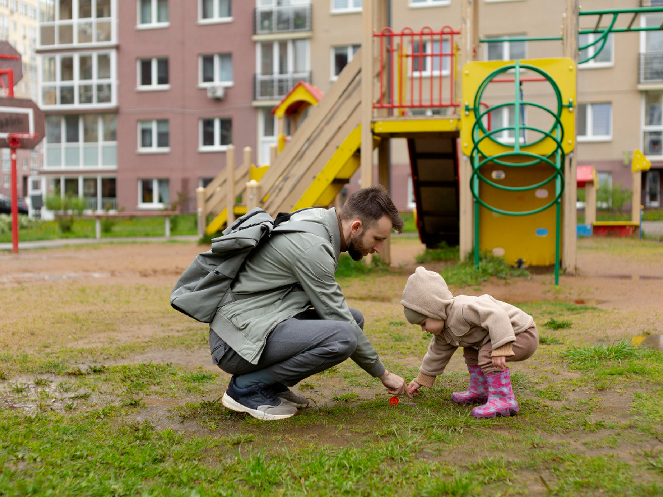 В Дубне неизвестный мужчина следит за мальчиками на детских площадках