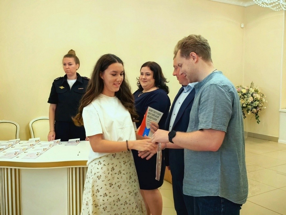 В Луховицах школьникам в торжественной обстановке вручили паспорта граждан России