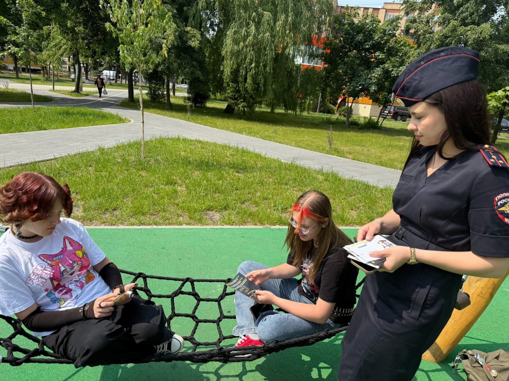 «Безопасный Двор» в Ступине: полицейские учат детей правилам дорожного движения на каникулах