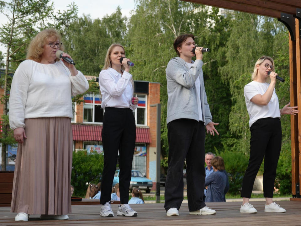 От песен про Родину до хитов 60-х: жители Дзержинского встретили День России с размахом