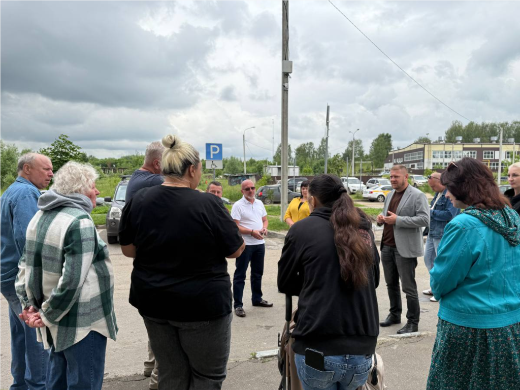 На улице Строителей в Свердловском до конца июня обустроят новые парковки