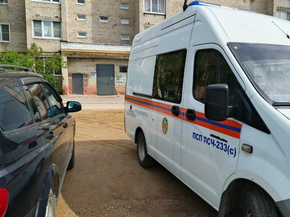 Спасатели помогли соцработнику попасть в запертую квартиру к пенсионерке