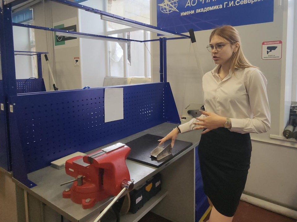 Выпускница люберецкого техникума может изготовить деталь для авиаотрасли даже с длинным маникюром