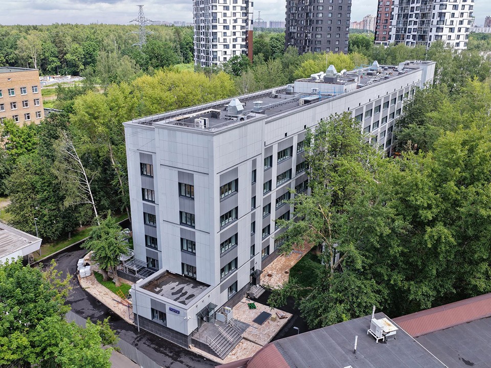 В обновленном корпусе Одинцовской больницы началась установка мебели и оборудования