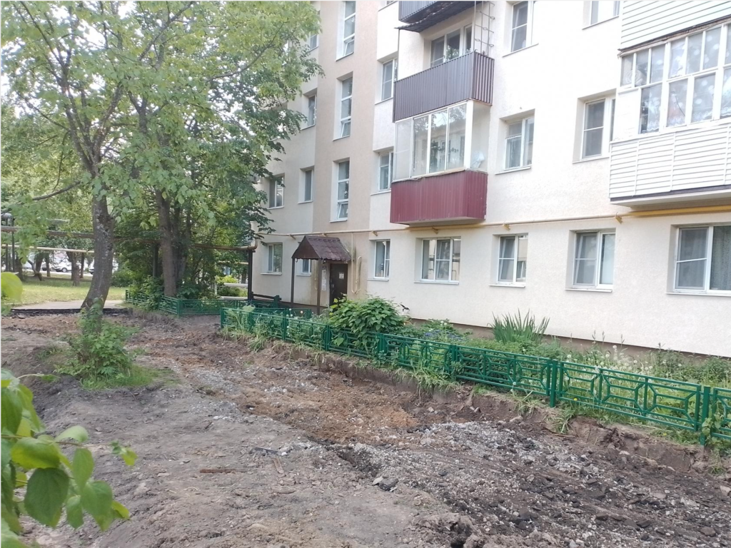 Жители пятиэтажки в Восходе скоро забудут про выбоины и грязь во дворе