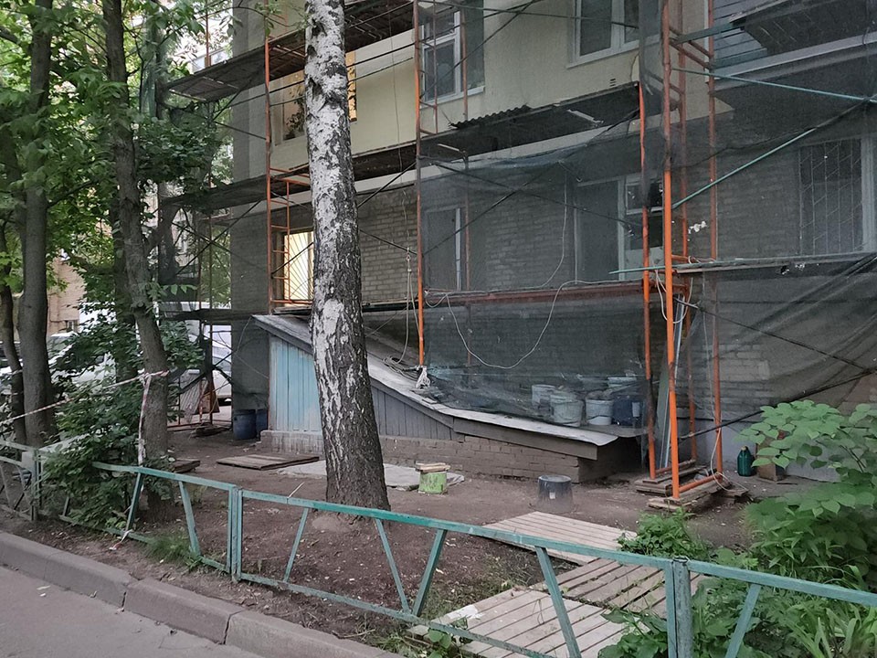 При ремонте фасада дома на Московском проспекте жителям обшивают и красят лоджии