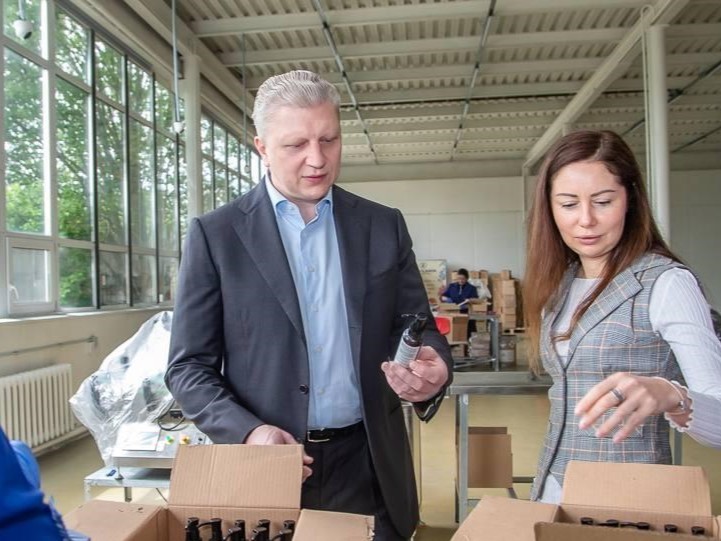 Власти Одинцова посетили местное производство косметики