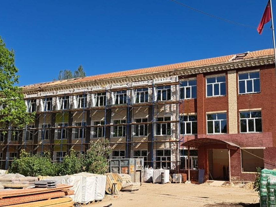 В Снегирях приступили к отделке, ремонту фасада и кровли Дедовской школы