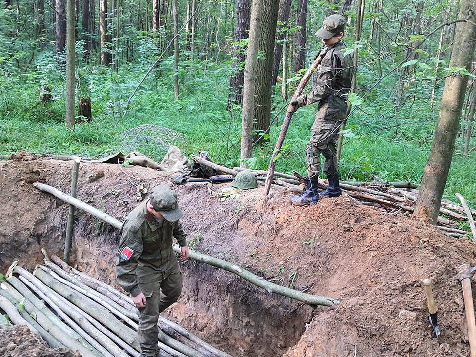 Юнармейцы Лыткарина научились делать полуземлянки и выживать в полевых условиях