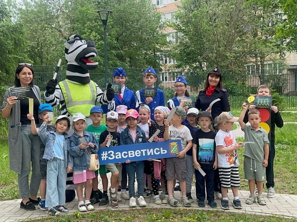 В Селятине прошла акция по безопасности дорожного движения «Засветись!»