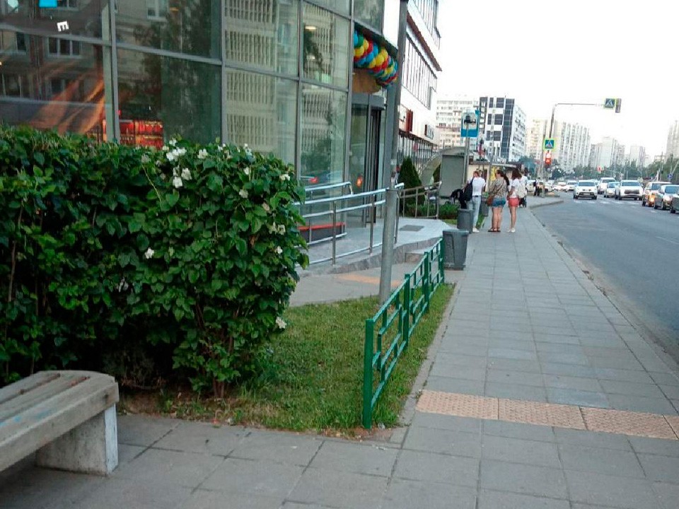 На улице Жилинской в Андреевке перенесли парковку самокатов с тротуара