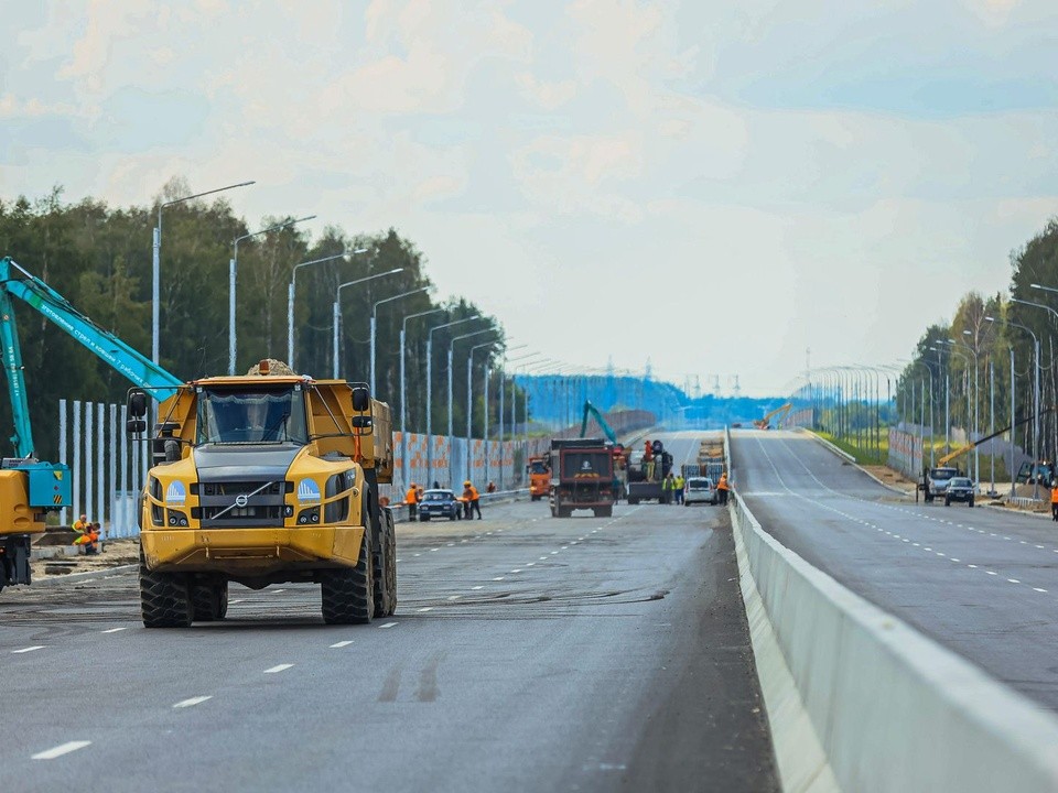 Дорожные службы приступили к уборке дороги в Бурцеве
