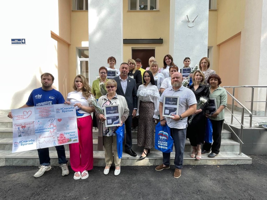 Депутаты и общественники поздравили медработников Чеховской больницы