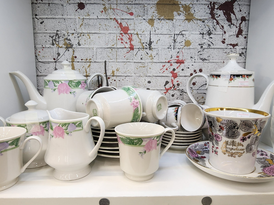 Раритетная посуда, книги и винтаж: какие необычные вещи можно найти на барахолке в Химках