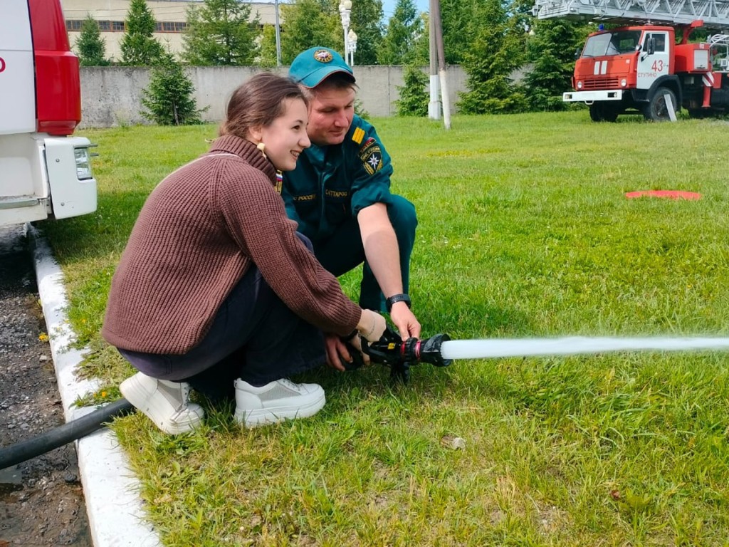 Путь в профессию: молодежь Ступина познакомилась с работой спасателей