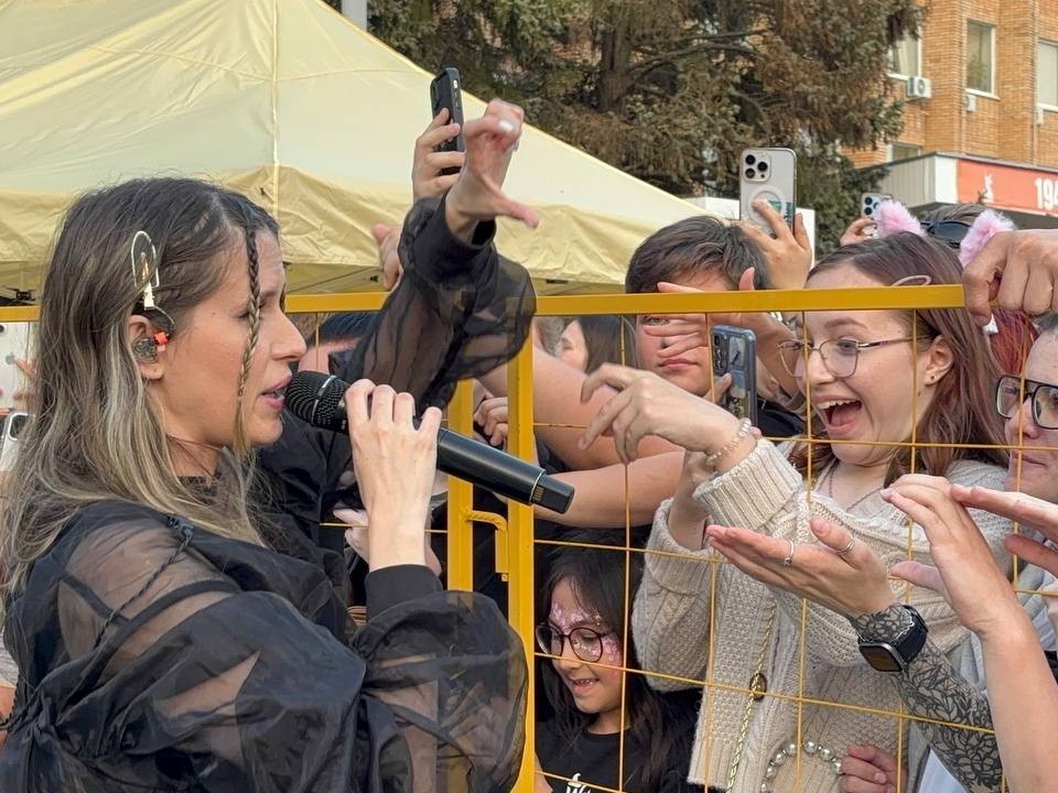 Певица Elvira T разожгла сердца молодежи концертом на площади Волоколамска