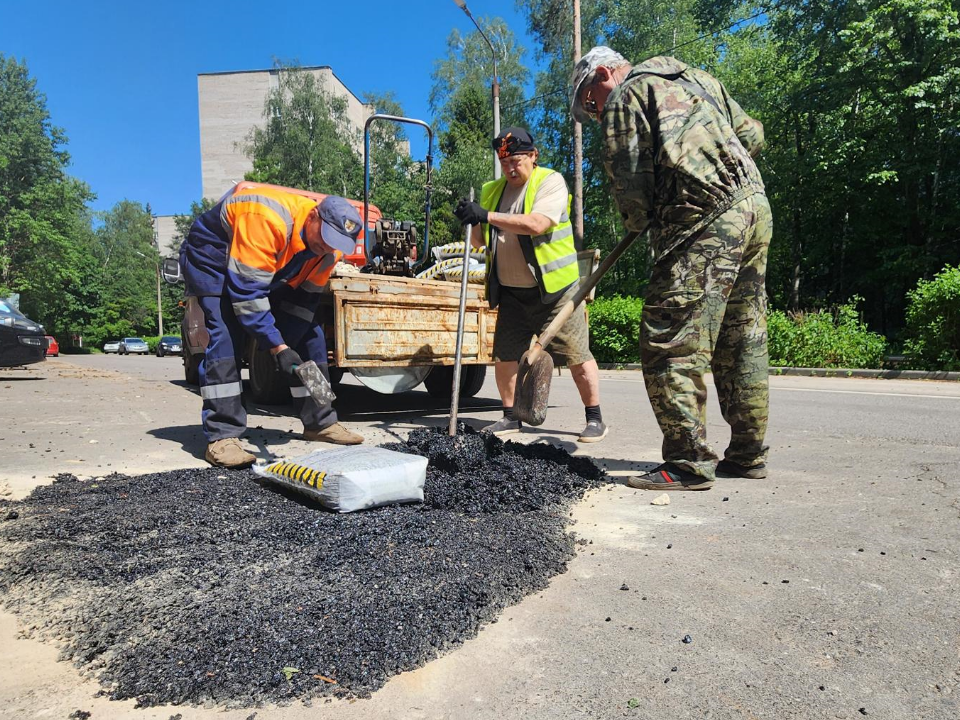 В Протвине оперативно устранили провал асфальта на Лесном бульваре