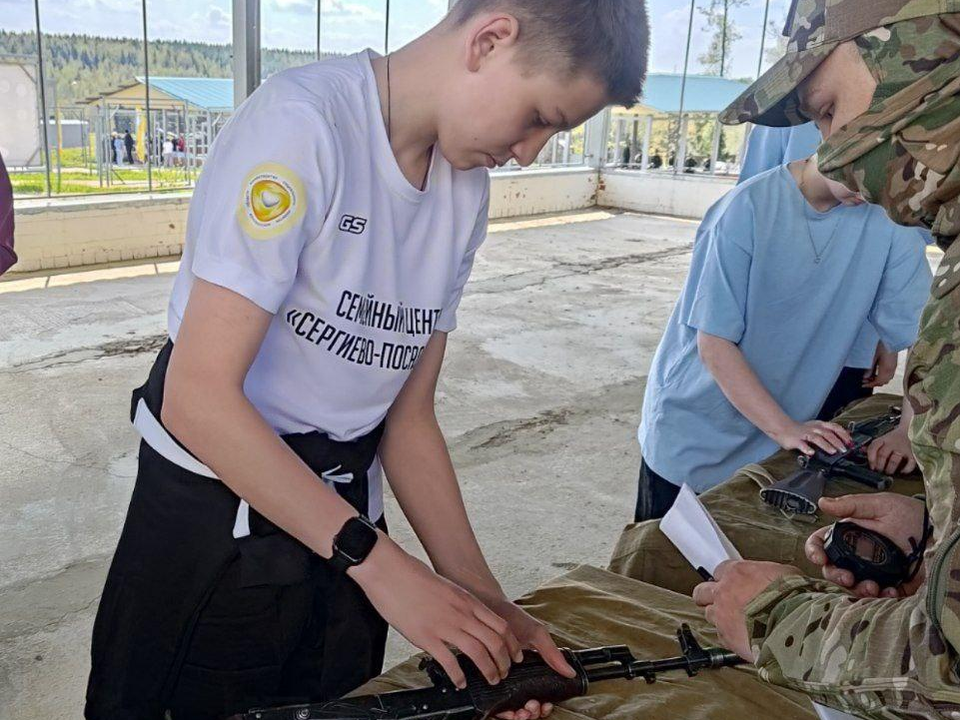 Ребята из Сергиева Посада научились «пулей» собирать автомат АК-47