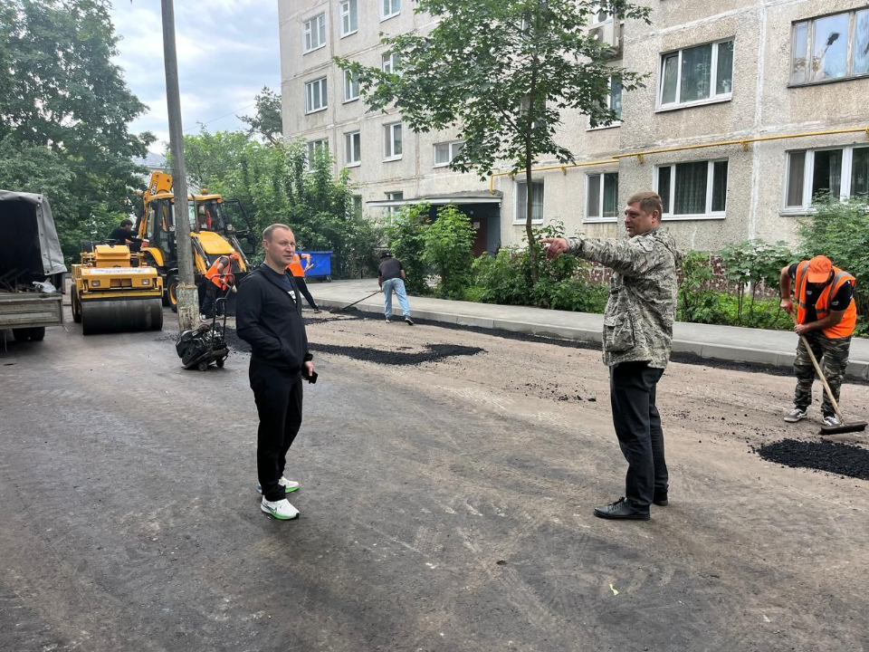 Благоустройство по графику: во дворе дома №4 по улице Осипенко идет укладка асфальта