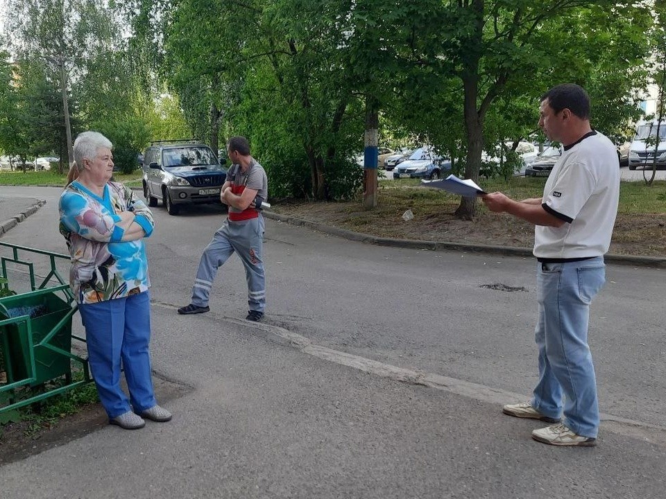 В деревне Давыдово на улице 2 микрорайон расширят тротуар и парковку