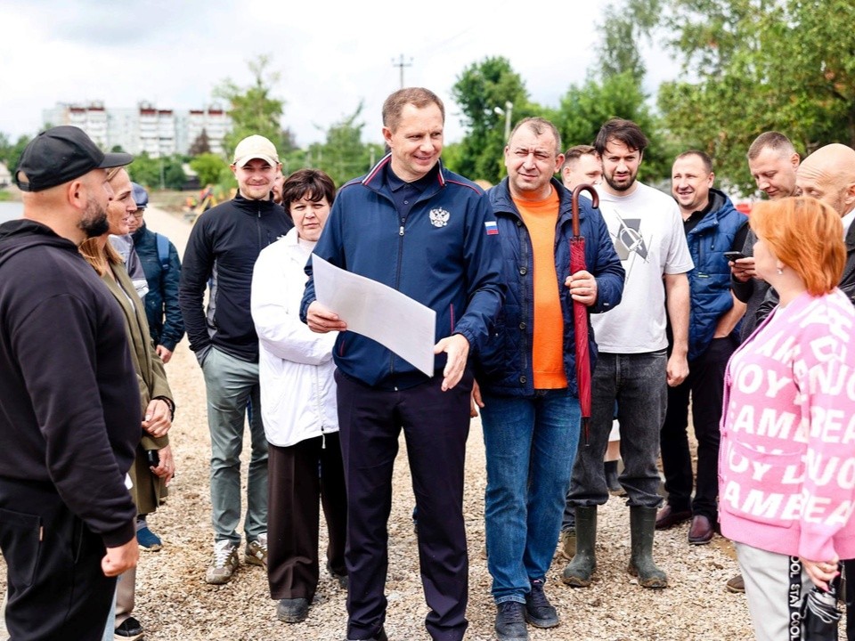 Дмитрий Волков осмотрел ход благоустройства озера Торфяное