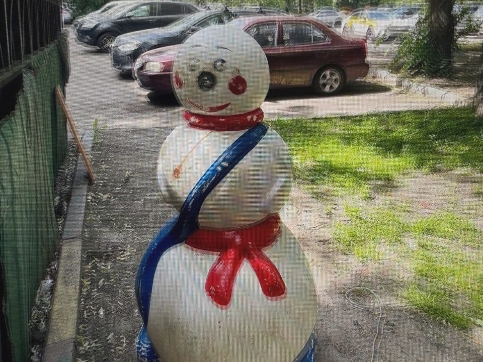 В Химках в начале лета заметили снеговика