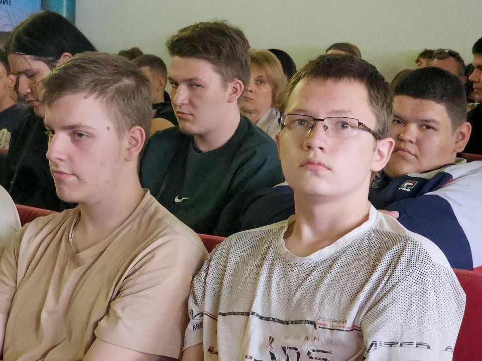 На выездной администрации в Луховицах студентам рассказали о мерах поддержки молодежи