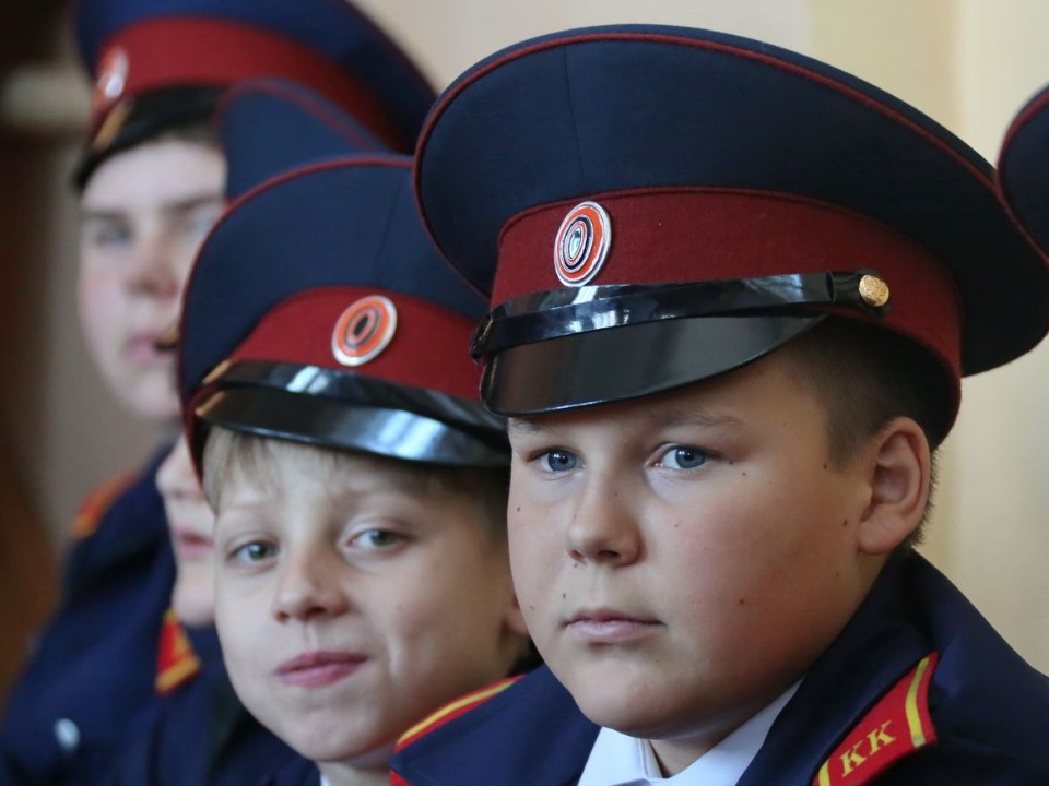 В школе Звенигорода мальчишек учат ходить строем и танцевать на балах