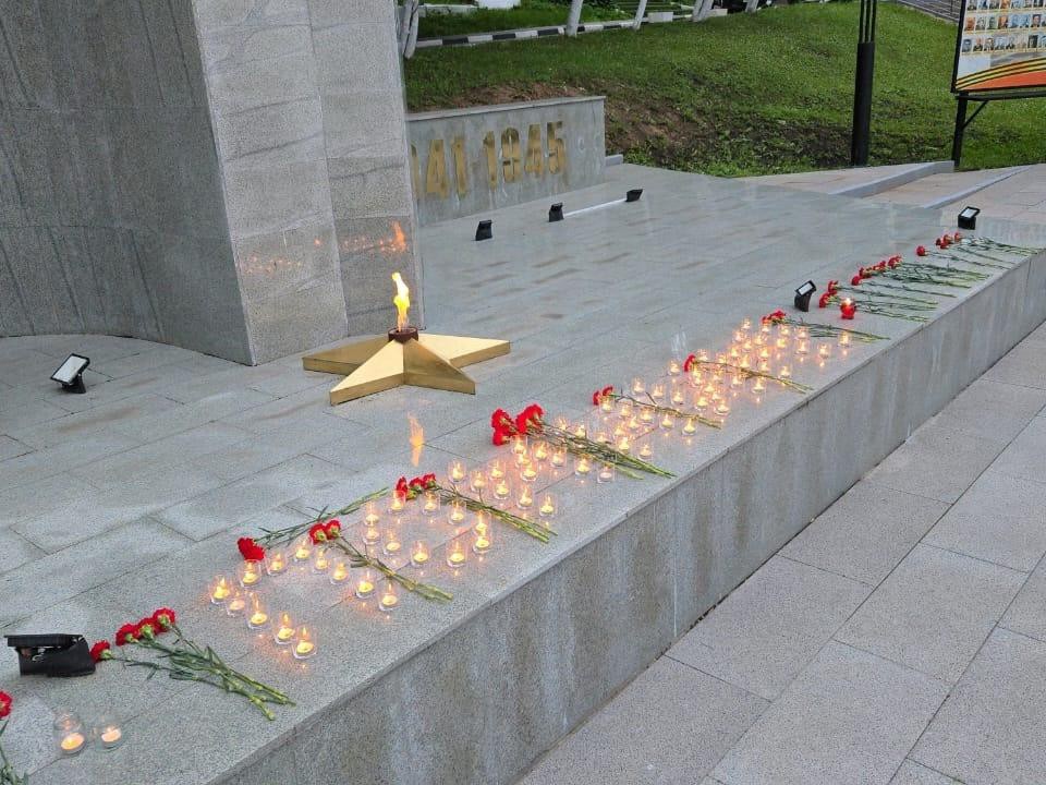 Во Власихе у памятника Жукову зажгли свечи в День памяти и скорби